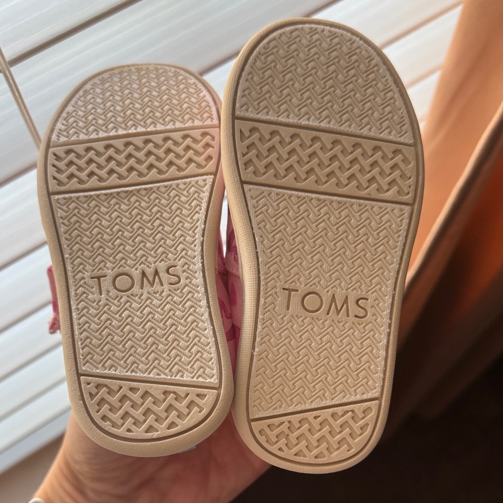 NWOT - TOMS Kids Pink Heart Moccasins- - Picture 3 of 3